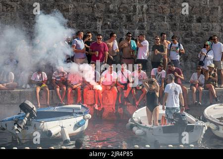 Dubrovnik, Croatie, 21 août 2022. Les supporters sont vus pendant 37th finale de la ligue de water-polo sauvage de Dubrovnik match entre Kokoti et FUN H2O à Dubrovnik, Croatie sur 21 août 2022. Photo: Grgo Jelavic/PIXSELL Banque D'Images