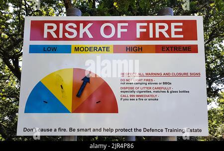 Wiltshire, Royaume-Uni. 22nd août 2022. Le risque d'incendie demeure élevé dans la plaine de Salisbury, à mesure que la sécheresse extrême se poursuit dans le sud-ouest. Credit: Guy Corbishley/Alamy Live News Banque D'Images