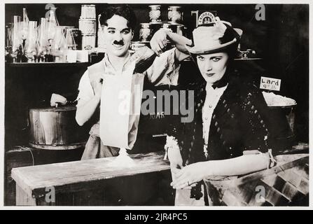 Sunnyside (photo de Pathé, R-1920s). Scène de cinéma avec Charlie Chaplin et Edna Purviance. Banque D'Images