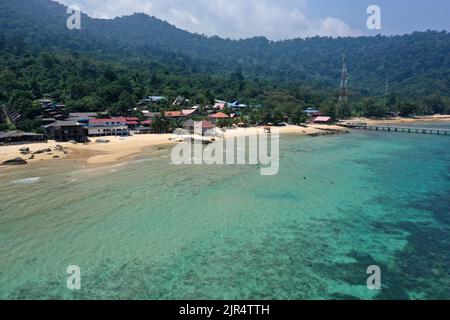 Photo de drone de l'île tropicale de Tioman avec belle mer bleue et ciel. Mer de Chine méridionale. Asie du Sud-est Banque D'Images