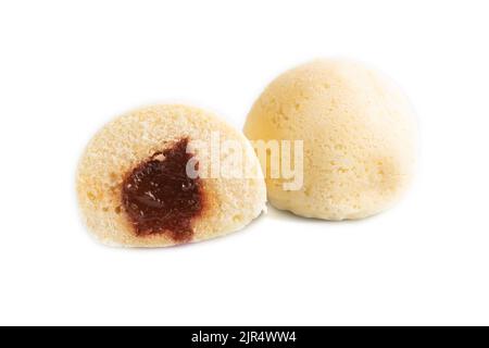 Mochi de petits pains sucrées au riz japonais rempli de confiture isolée sur fond blanc. Vue latérale, gros plan. Banque D'Images