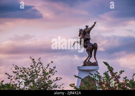 28 juin 2022, Antalya, Turquie : Mustafa Kemal Ataturk statue équestre sur une place au coucher du soleil Banque D'Images