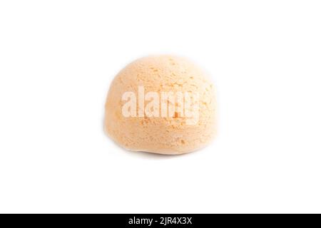 Mochi de petits pains sucrées au riz japonais rempli de confiture isolée sur fond blanc. Vue latérale, gros plan. Banque D'Images