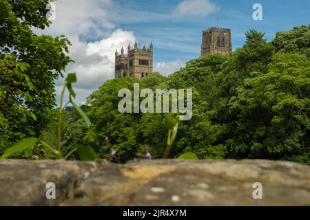 Photo basse et large de la cathédrale de Durham et de l'usure de la rivière depuis le pont de Prebends Banque D'Images
