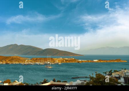 Vue sur la baie de Bodrum, Turquie avec yacht et montagnes dans une belle journée ensoleillée avec ciel bleu nuageux. Paysage d'été, destination de voyage Banque D'Images