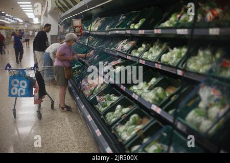 Reading, Grande-Bretagne. 21st août 2022. Les gens achètent des biens dans un supermarché à Reading, en Grande-Bretagne, le 21 août 2022. L'indice des prix à la consommation (IPC) de la Grande-Bretagne a augmenté de 10,1 pour cent entre 12 mois et juillet, le niveau le plus élevé depuis 40 ans, selon les statistiques officielles du 17 août. Crédit: Tim Ireland/Xinhua/Alamy Live News Banque D'Images