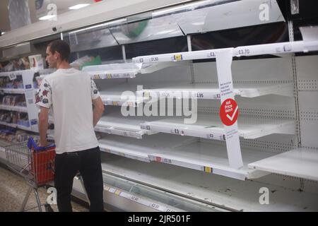 Reading, Grande-Bretagne. 21st août 2022. Un homme marche dans un supermarché à Reading, en Grande-Bretagne, le 21 août 2022. L'indice des prix à la consommation (IPC) de la Grande-Bretagne a augmenté de 10,1 pour cent entre 12 mois et juillet, le niveau le plus élevé depuis 40 ans, selon les statistiques officielles du 17 août. Crédit: Tim Ireland/Xinhua/Alamy Live News Banque D'Images