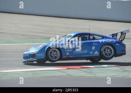 Une voiture Porsche 911 moderne sur un circuit à Barcelone, en Espagne Banque D'Images