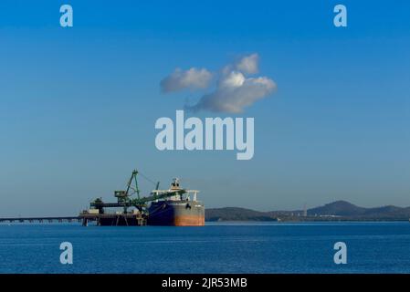 Le charbon d'exportation est chargé sur le navire de transport de vrac Azul Harmony à Gladstone Queensland Australie Banque D'Images