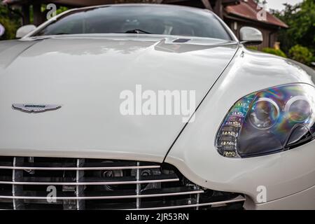 Highlands, Caroline du Nord - 10 juin 2022 : vue détaillée d'un phare 2011 Aston Martin V8 Vantage N420 Hardtop coupé lors d'un salon automobile local. Banque D'Images