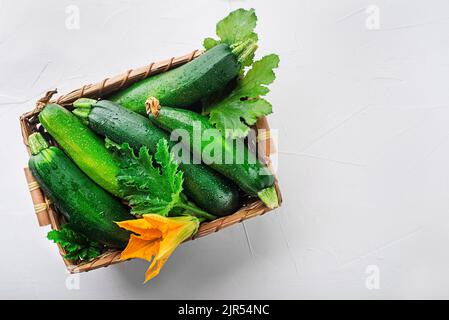 Panier de légumes frais avec courgettes fraîches sur fond blanc Banque D'Images