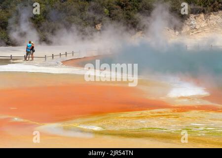 Piscines géothermiques colorées à Waiotapu Thermal Wonderland, une attraction touristique en Nouvelle-Zélande. Sur la droite se trouve la piscine à champagne Banque D'Images