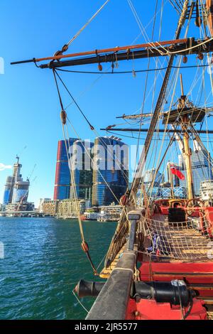 Une réplique du navire du capitaine Cook, HMS Endeavour, à Darling Harbour, Sydney, en Australie. En arrière-plan se trouvent les tours internationales Banque D'Images