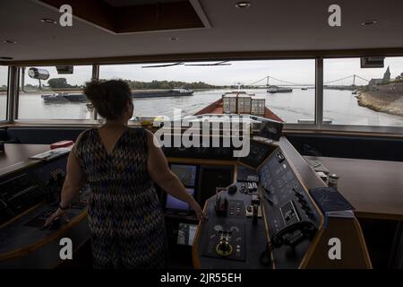 2022-08-22 09:15:25 EMMERICH - Containers à bord d'un bateau intérieur sur le Rhin près d'Emmerich, Allemagne. En raison des faibles niveaux d'eau dans le Rhin, les navires intérieurs peuvent transporter moins de cargaison. ANP VINCENT JANNINK pays-bas sortie - belgique sortie Banque D'Images
