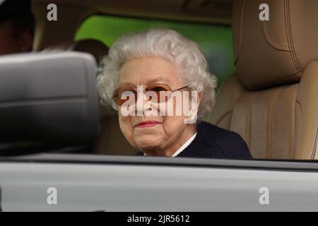 Photo du dossier datée du 13/05/22 de la reine Elizabeth II au Royal Windsor Horse Show, Windsor. Le duc et la duchesse de Cambridge doivent se lancer dans la prochaine phase majeure de leur vie en déplaçant leur famille à Windsor, avec le prince George, la princesse Charlotte et le prince Louis qui débutent tous dans la même nouvelle école. Date de publication : lundi 22 août 2022. Banque D'Images