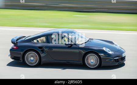 Une Porsche 911 996 bleu foncé sur le circuit de course Banque D'Images