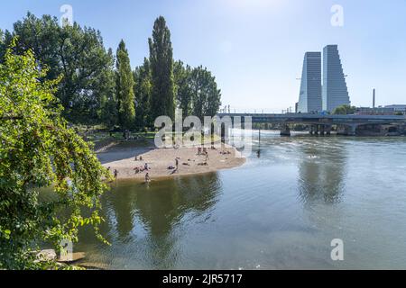 Badeplatz am Strand des Rhein und der Roche-Turm oder Roche Tower à Bâle, Schweiz, Europa | Plage du Rhin et Tour Roche à Bâle, Suisse Banque D'Images