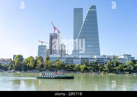 Ausflugsboot auf dem Rhein und der Roche-Turm oder Roche Tower, Bâle, Schweiz, Europa | bateau d'excursion sur le rhin et la Roche Tower à Ba Banque D'Images