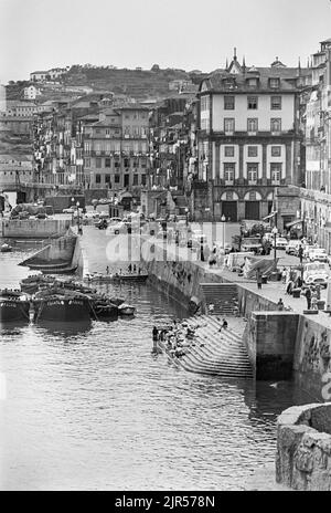 PORTUGAL - PORTO - 1970. Vue sur le Cais da Ribeira et le bord de mer du Douro dans le quartier de Ribeira à Porto, dans le nord du Portugal. Copir Banque D'Images