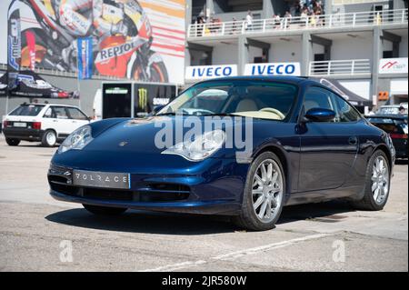 Une Porsche 911 996 bleue garée dans la rue Banque D'Images