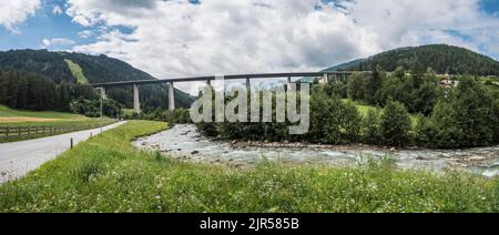 Il s'agit d'un pont Europa à Steinach am Brenner, une ville en activité située sur la route principale de la vallée de Wipptal entre Innsbruck et le col Brenner Banque D'Images