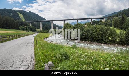 C'est le pont Europa à Steinach am Brenner, une ville en activité située sur la route principale de la vallée de Wipptal entre Innsbruck et le col Brenner Banque D'Images