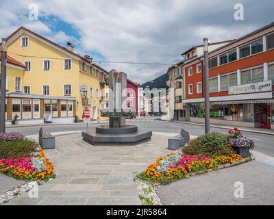 Scène typique de rue à Steinach am Brenner une ville en activité située sur la route principale de la vallée de Wipptal entre Innsbruck et le col de Brenner Banque D'Images