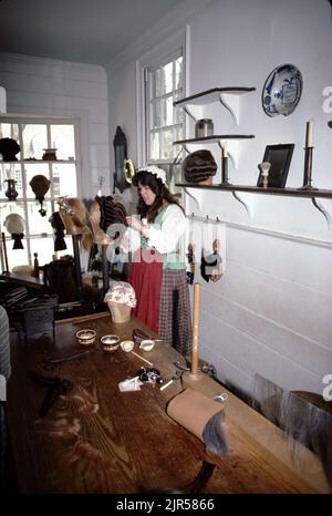 Williamsburg va Etats-Unis 9/1987. Le fabricant de perruques colonial de Williamsburg a servi aux juges, aux procureurs et aux riches. Perukes faits à la main (perruques), files d'attente (morceaux de cheveux accrochés à l'arrière de la tête) et ont façonné les cheveux de l'élite. La propriété d'une perruque ou de plusieurs perruques était un signe de statut en Amérique coloniale. Banque D'Images