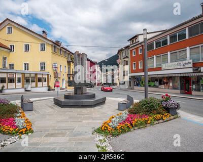 Scène typique de rue à Steinach am Brenner une ville en activité située sur la route principale de la vallée de Wipptal entre Innsbruck et le col de Brenner Banque D'Images