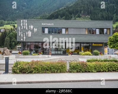 Scène typique de rue à Steinach am Brenner une ville en activité située sur la route principale de la vallée de Wipptal entre Innsbruck et le col de Brenner Banque D'Images