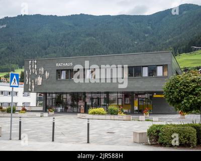 Scène typique de rue à Steinach am Brenner une ville en activité située sur la route principale de la vallée de Wipptal entre Innsbruck et le col de Brenner Banque D'Images