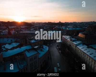 coucher de soleil au-dessus de la ville de lviv en hiver Banque D'Images