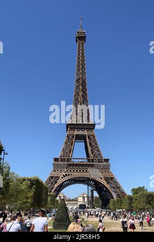 Peut-être le plus célèbre monument de toute la France. La grande tour Eiffel de 324M 19th siècle vue du champ de Mars, un site toujours populaire pour Banque D'Images
