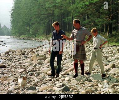Photo du dossier datée du 12/8/1997 du prince de Galles et de ses fils, le prince William, 15 ans, et Harry, 12 ans, font une promenade matinale le long des rives de la rivière Dee sur le domaine Balmoral. Le duc et la duchesse de Cambridge doivent se lancer dans la prochaine phase majeure de leur vie en déplaçant leur famille à Windsor, avec le prince George, la princesse Charlotte et le prince Louis qui débutent tous dans la même nouvelle école. Date de publication : lundi 22 août 2022. Banque D'Images