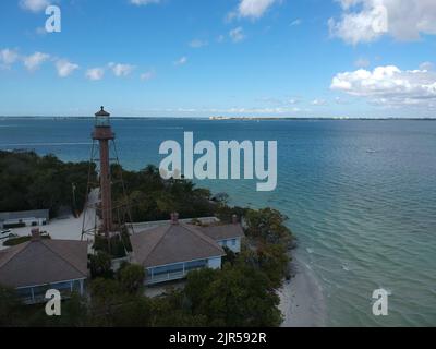 Vue de drone de la lumière de l'île Sanibel sur la côte du golfe de Floride en plein jour Banque D'Images