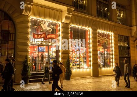 Lviv, Ukraine - 25 décembre 2021 : fenêtre de magasin décorée de lumière Banque D'Images