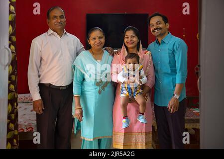 Portrait de membres heureux de la famille indienne debout ensemble à la maison Banque D'Images