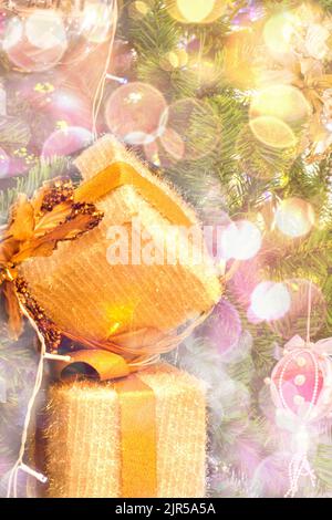 Le nouvel an d'or et les cadeaux de Noël sur un fond flou avec bokeh coloré. Banque D'Images