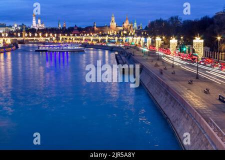 Vue nocturne du Kremlin et de la Moskva en hiver avec l'illumination du nouvel an dans les tons bleus, Moscou, Russie. Copier l'espace Banque D'Images