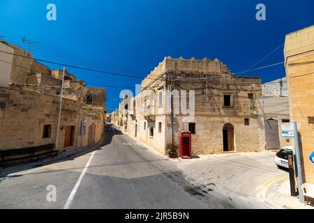 Route déserte à travers un désert et une ville fantôme avec une vue large sur un paysage sur l'île de Gozo à Malte Banque D'Images