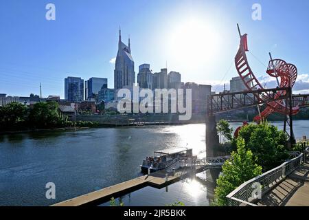 Blick auf die Skyline von Nashville mit einer Skulptur am Ufer des Cumberland River, Tennessee, Vereinigte Staaten von Amerika Banque D'Images