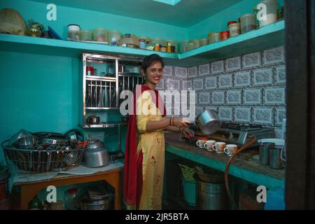 Portrait d'une femme au foyer faisant du thé dans la cuisine Banque D'Images