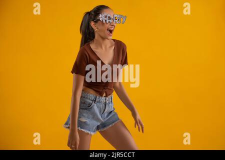 Portrait d'une jeune femme en train de faire la fête avec des lunettes de vue Banque D'Images