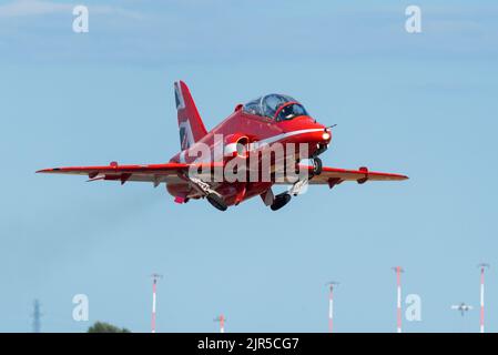 Royal Air Force Red Arrows l'avion à réaction BAe Hawk qui part de l'aéroport Southend de Londres pour être exposé au spectacle aérien d'Eastbourne. Escalade. Banque D'Images