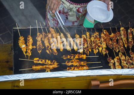 Brochettes de poulet espagnol, pinchitos de pollo, sur un barbecue. Espagne. Banque D'Images