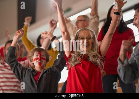 Des fans de football enthousiastes qui ont supplée l'équipe nationale anglaise lors d'un match de football en direct au stade. Banque D'Images