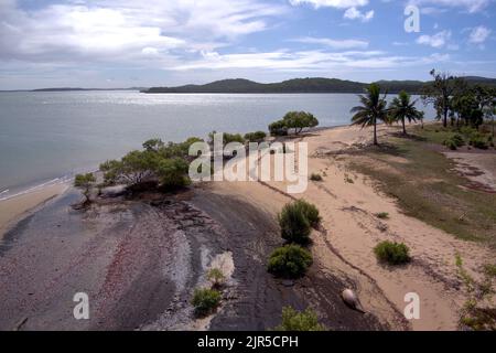 Antenne de la plage bordée de mangrove site proposé de pont à Kangaroo Island depuis Curtis Island Queensland Australie Banque D'Images