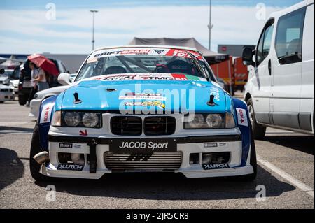 Une BMW E36 blanche et bleue prête pour une course de dérive Banque D'Images