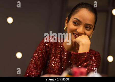 Portrait en gros plan d'une jeune femme tendance en robe rouge brillante Banque D'Images