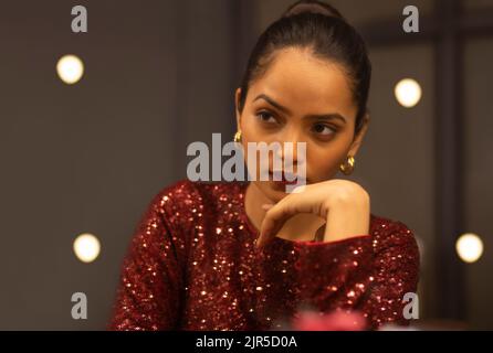 Portrait en gros plan d'une jeune femme tendance en robe rouge brillante Banque D'Images